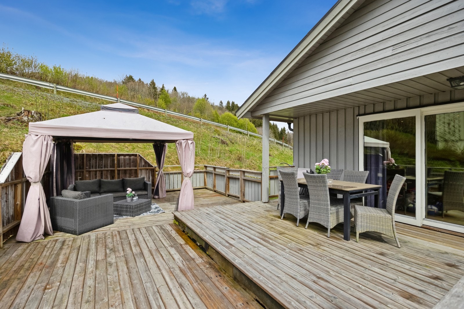 Boligen har til sammen hele 63 kvm. med altan og terrasse slik at man kan nyte lange sommerdager ute. Galleribilde