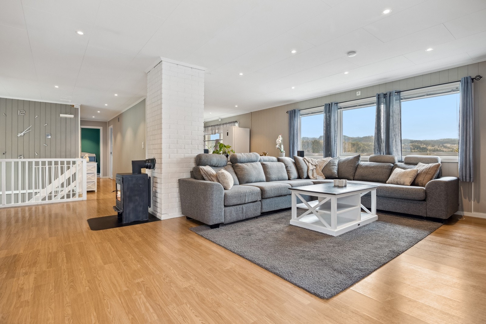 Stuen oppleves som lys og luftig. Store vindusflater gir godt med naturlig lysinnslipp. Galleribilde