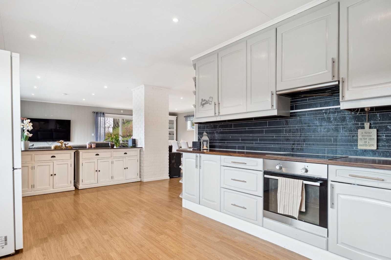 Kjøkkenet ligger med åpen løsning mot stuen. Galleribilde