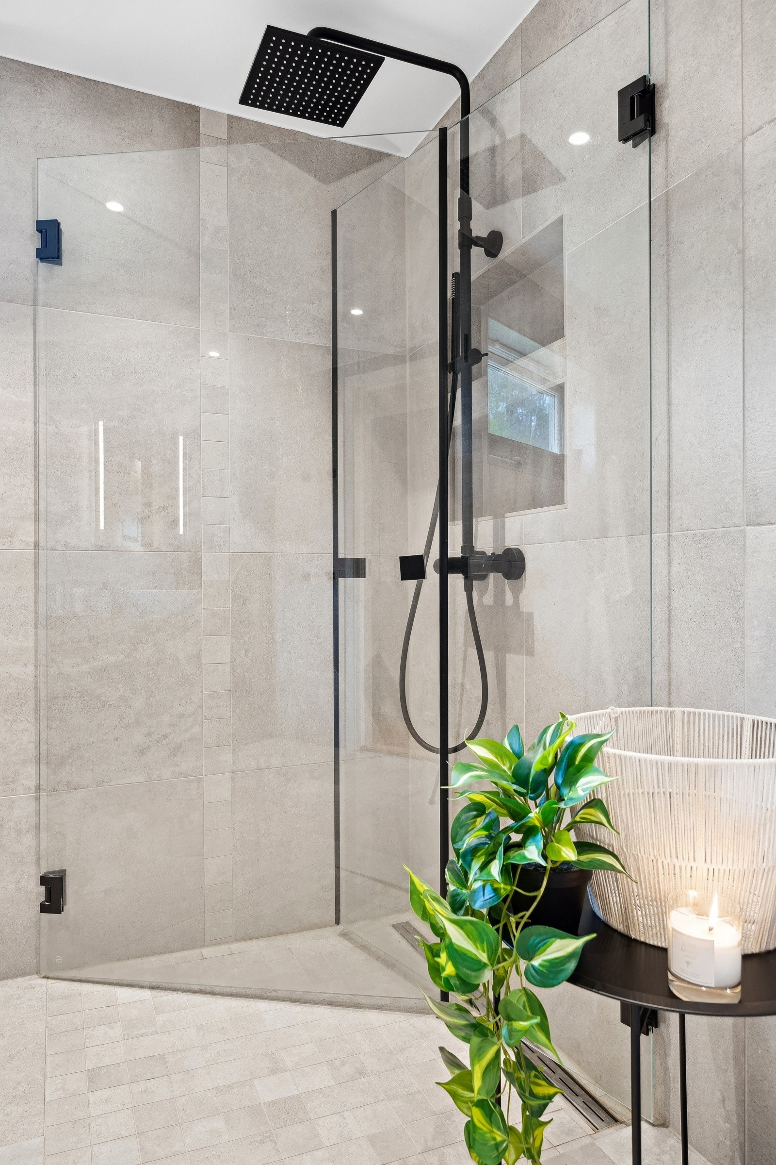 Moderne vegghengt dusjarmatur med både hånddusj og regndusj. Galleribilde