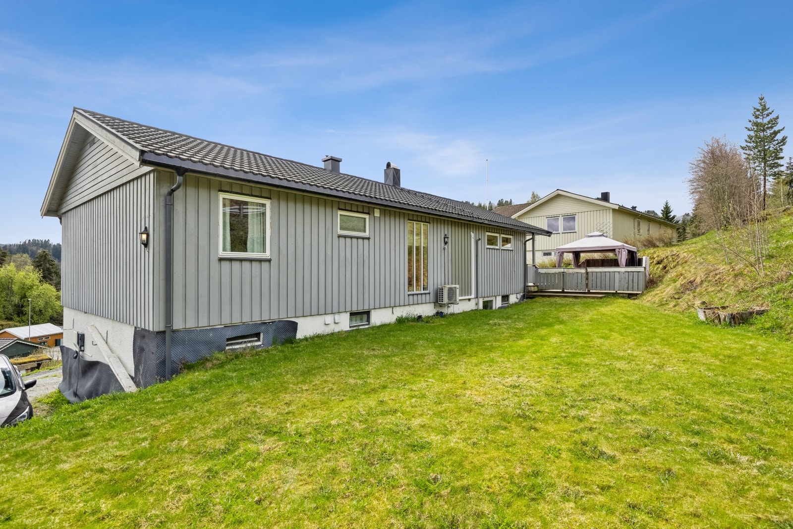 Hagen har plen med rikelig med boltreplass for de minste, og det er også umiddelbar nærhet til marka. Galleribilde