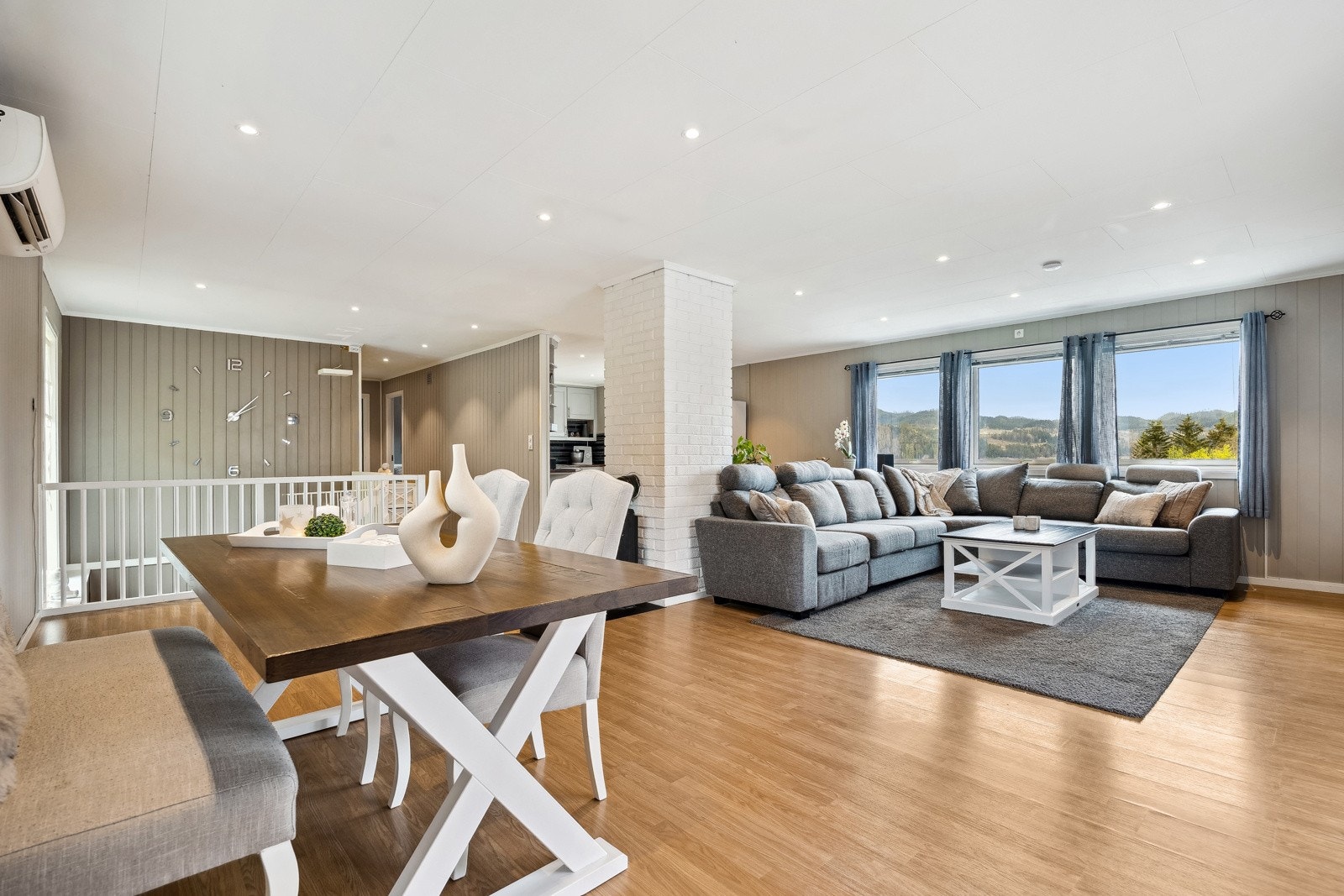 Det er god plass til sofa med tilhørende møblement. Galleribilde