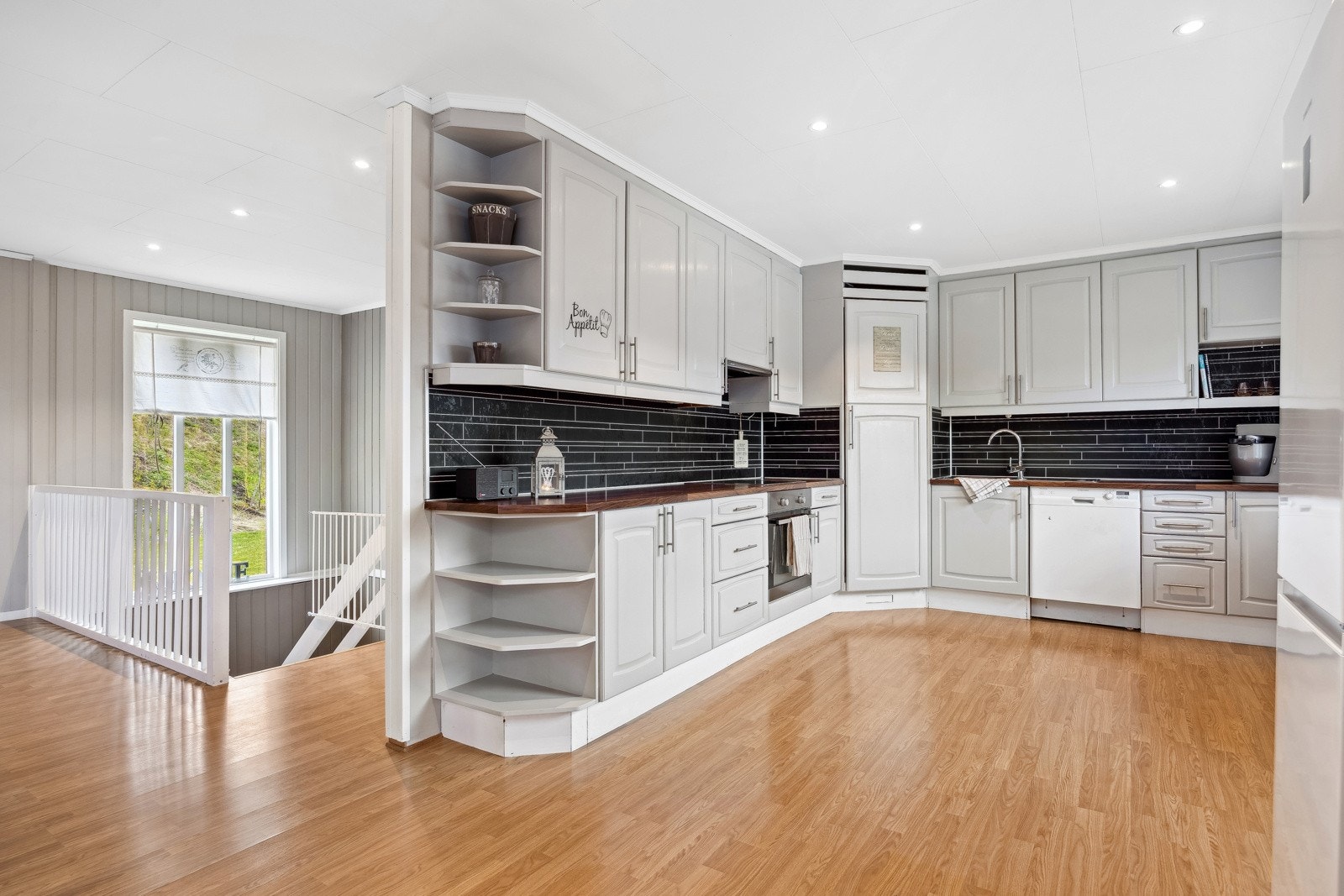 Kjøkkenet har integrert stekeovn og platetopp. Galleribilde