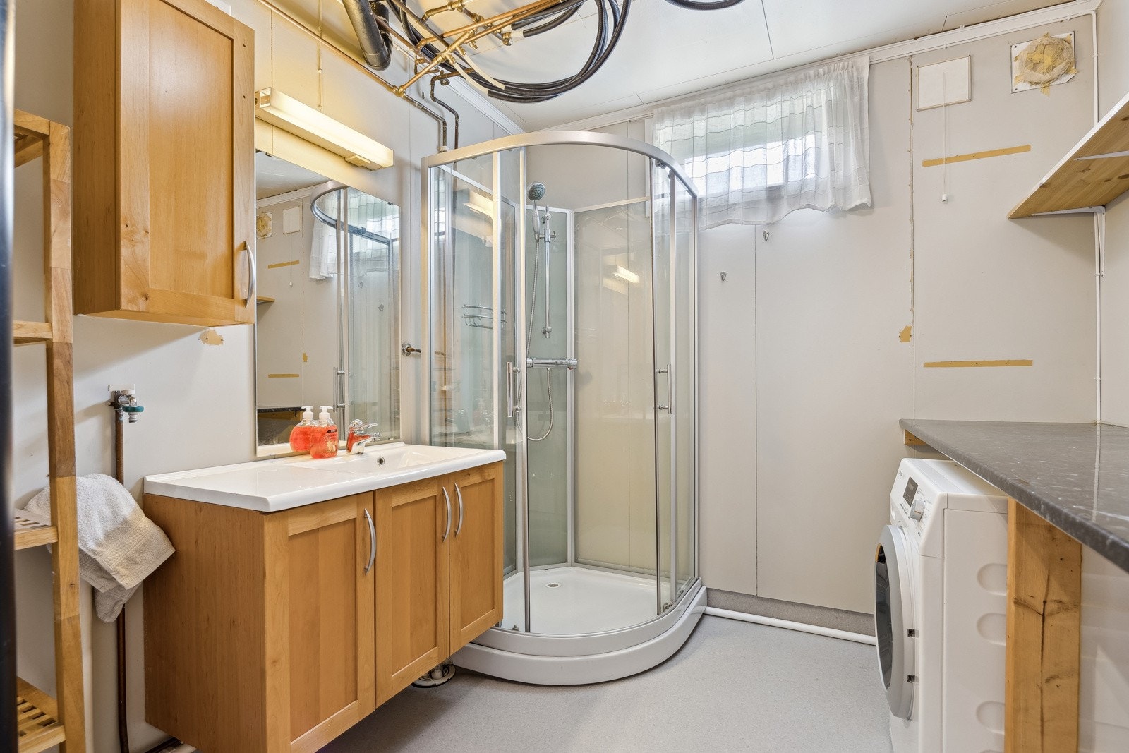 Våtrom/vaskerom i underetasje. Galleribilde