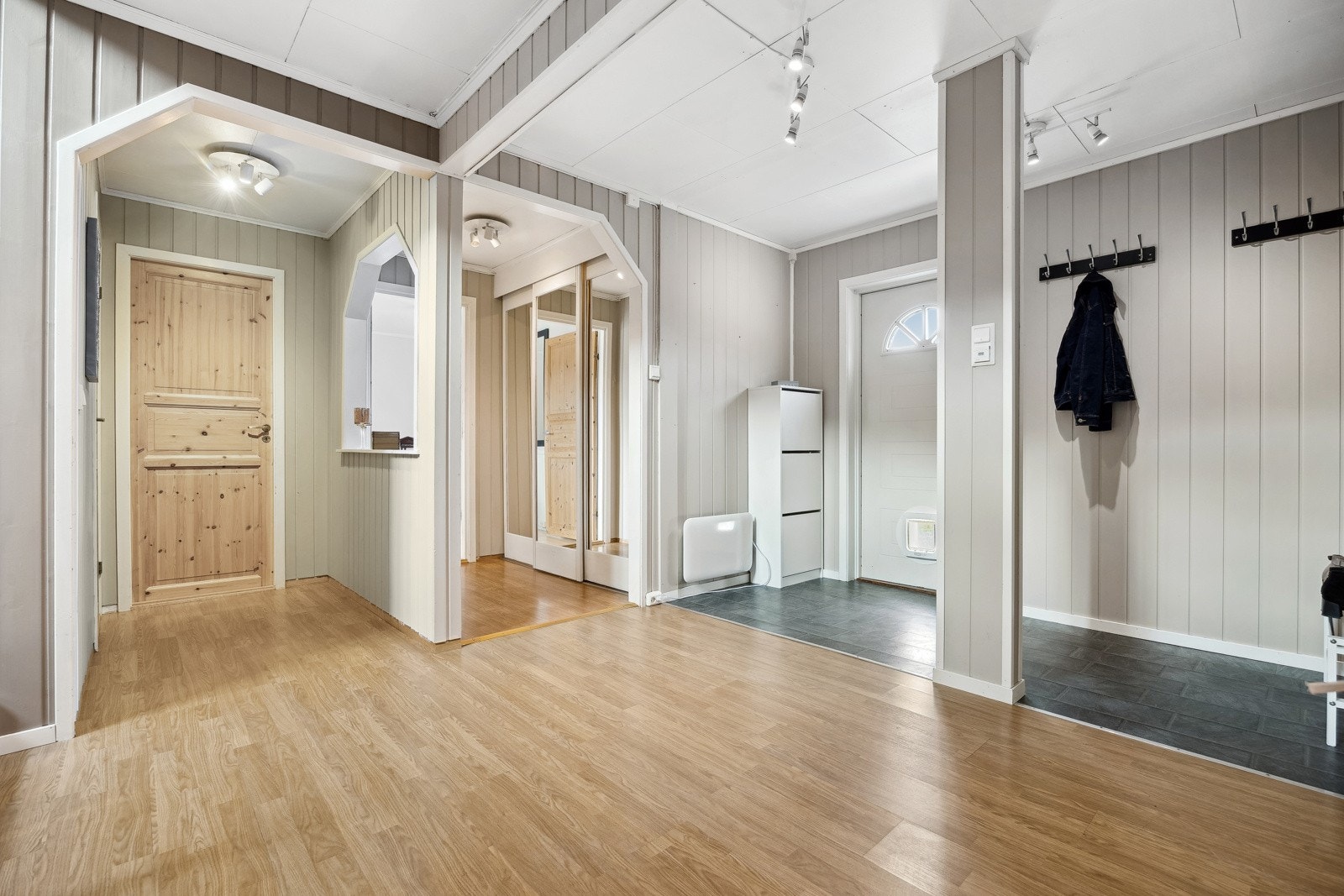 Her finner du en stor skyvedørsgarderobe som byr på gode oppbevaringsmuligheter. Galleribilde