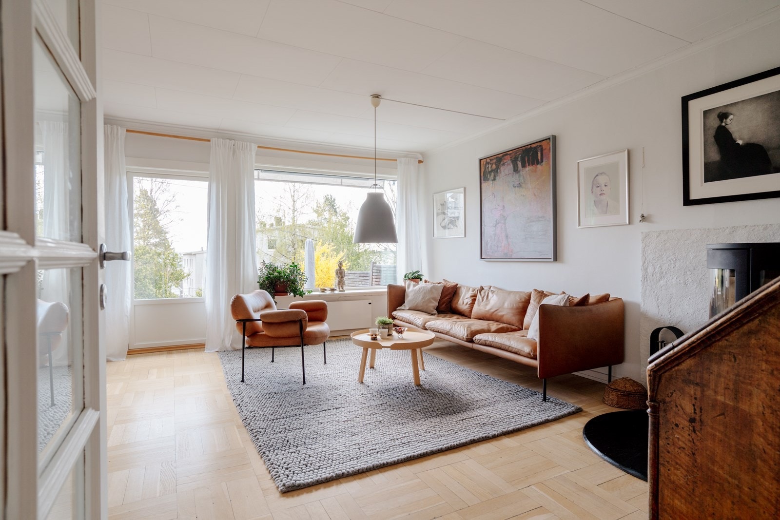 Rommet har store vindusflater som slipper inn godt med dagslys. Galleribilde