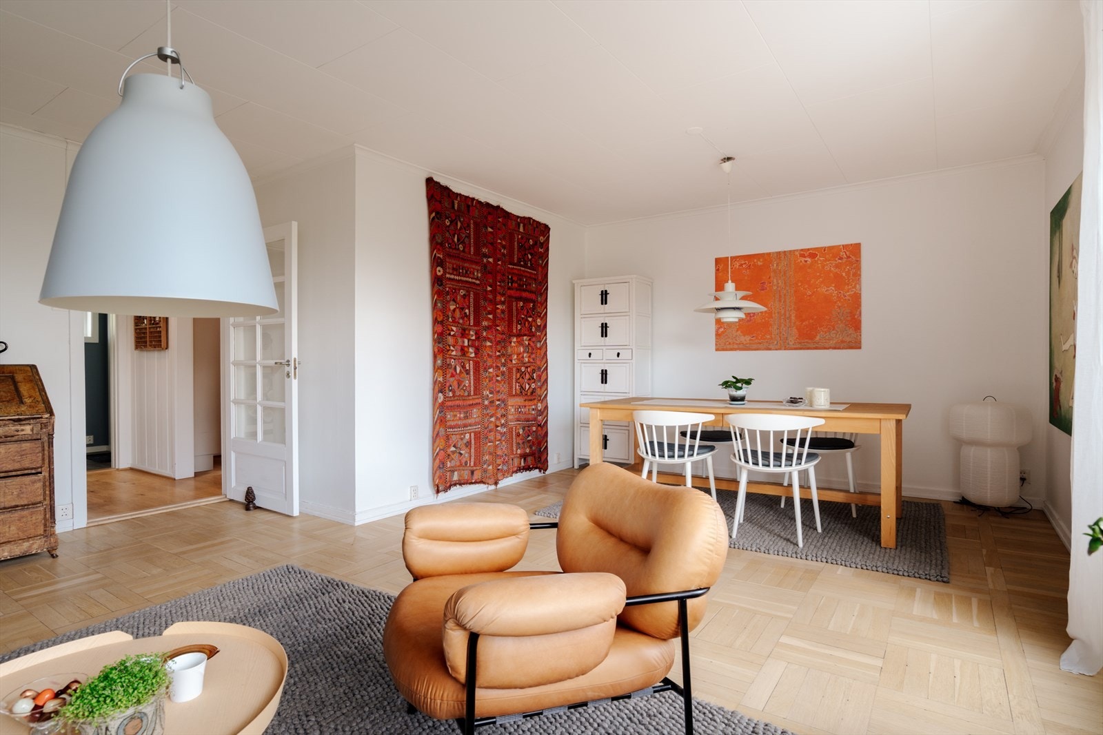 Stuen er et lunt og koselig oppholdsrom med god plass til både sofagruppe og spisebord. Galleribilde