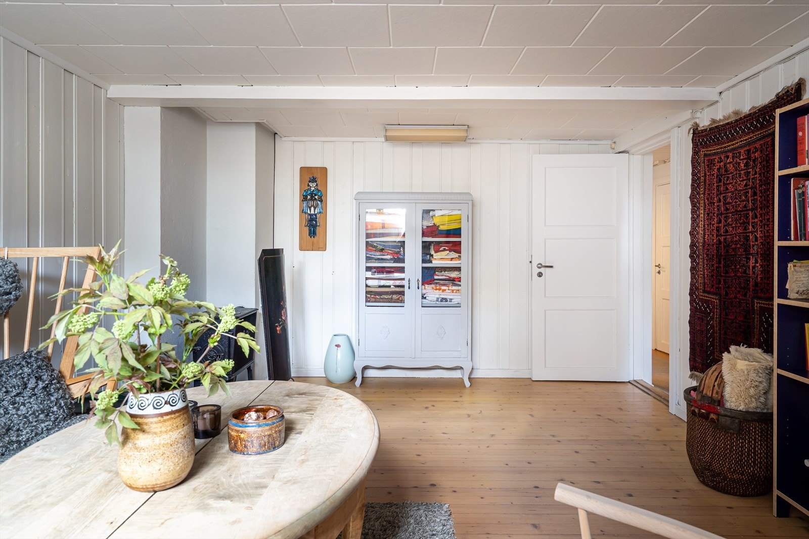 Rommet har et pent heltre gulv. Det er viktig å merke seg at kjelleren, inkludert dette rommet, opprinnelig var en grovkjeller og ikke er byggemeldt eller godkjent for varig opphold. Galleribilde