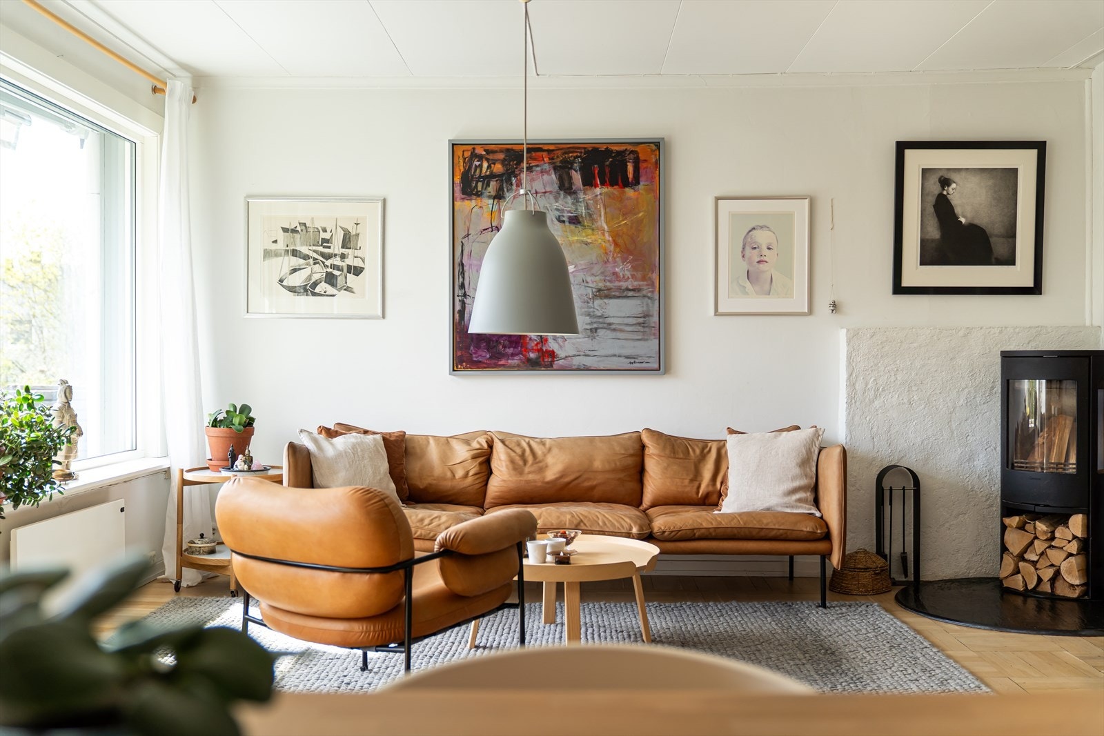 En moderne peisovn, installert i 2021, gir ekstra varme og hygge på kalde dager. Galleribilde