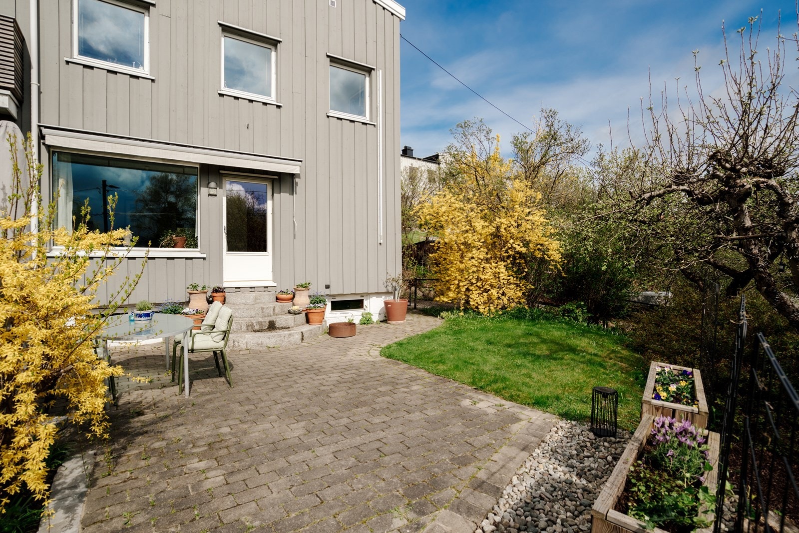 Boligen ligger på enden og har en flott opparbeidet tomt, som byr inn til lek og hyggelige sammenkomster. Galleribilde