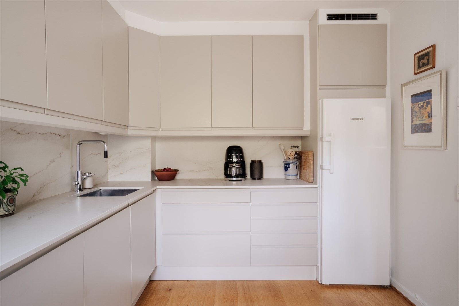 Dekton benkeplate fra 2022, kjøkkenfronter fra 2018 og integrerte hvitevarer. Galleribilde