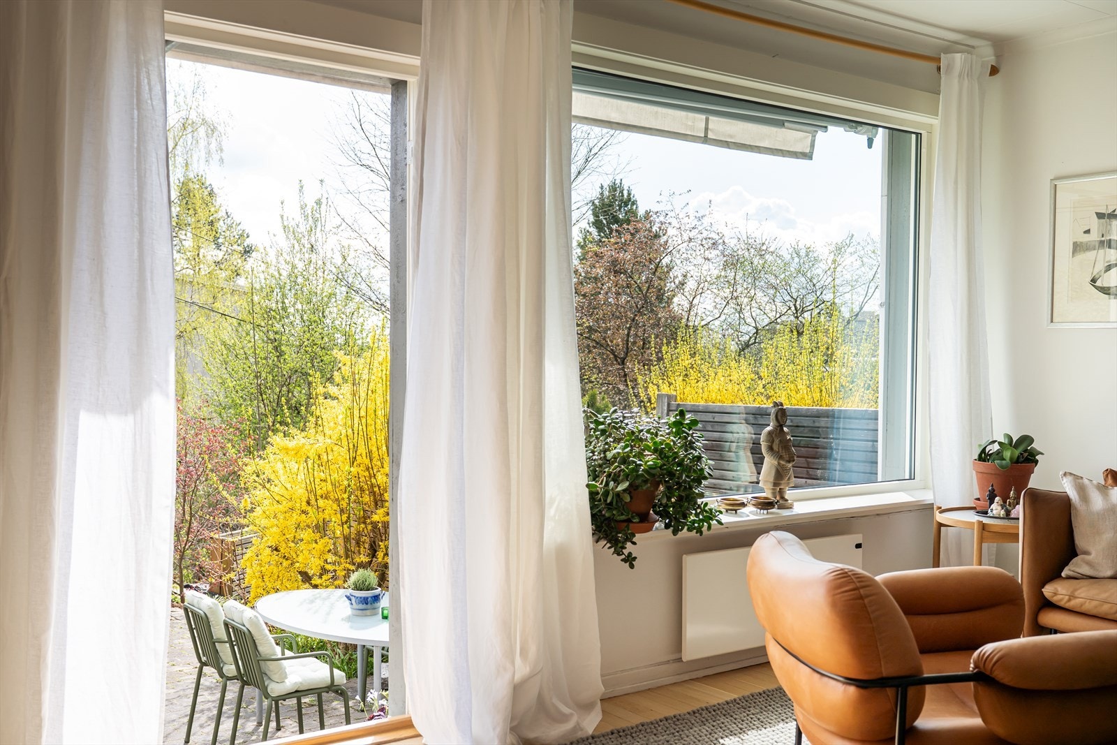 Fra stuen er det direkte utgang til en romslig, sydvendt uteplass, som utvider oppholdsarealet på sommerstid. Galleribilde