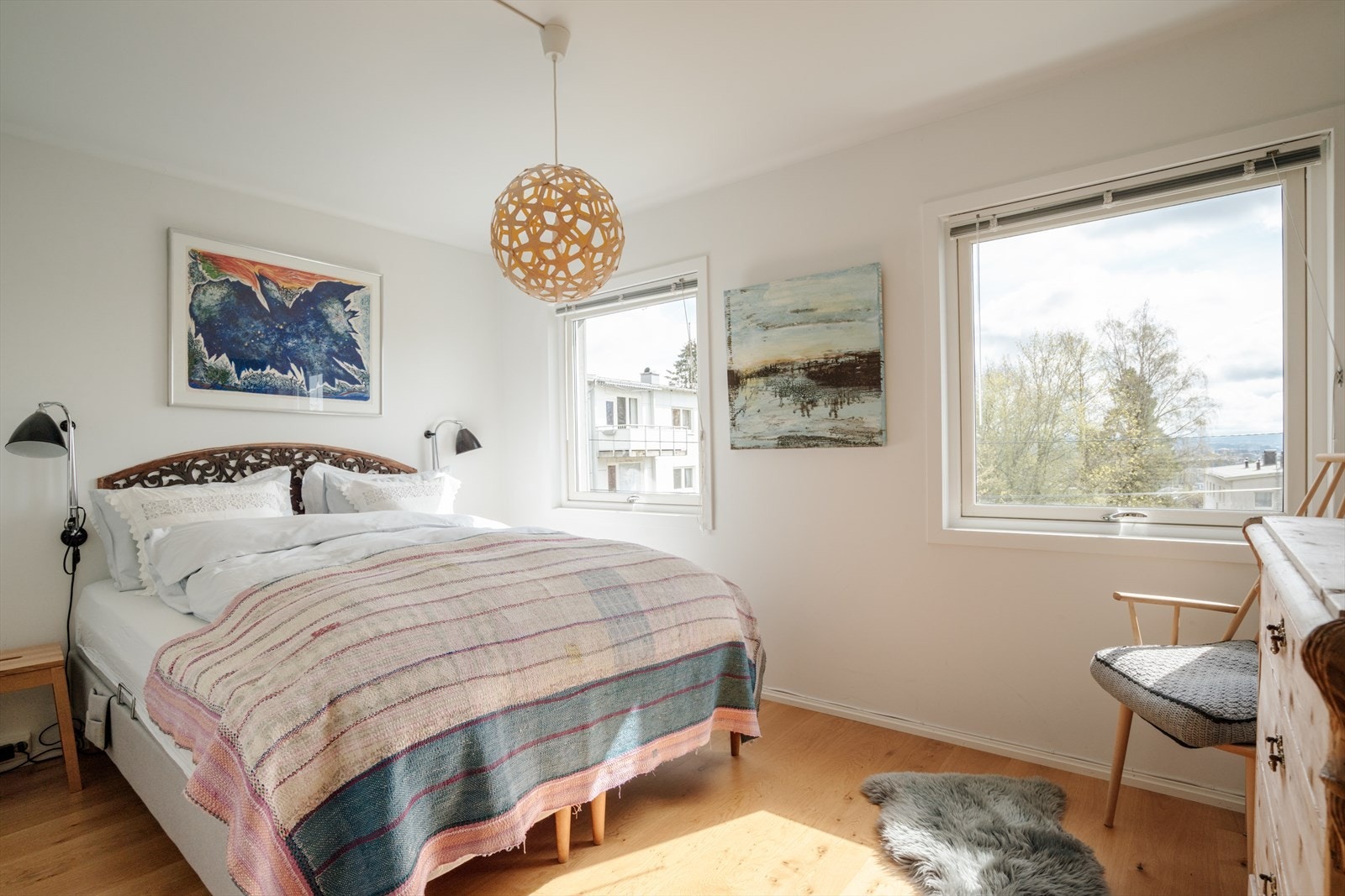 Hovedsoverommet er svært romslig og gir god plass for møblering med dobbeltseng og tilhørende møblement. Galleribilde