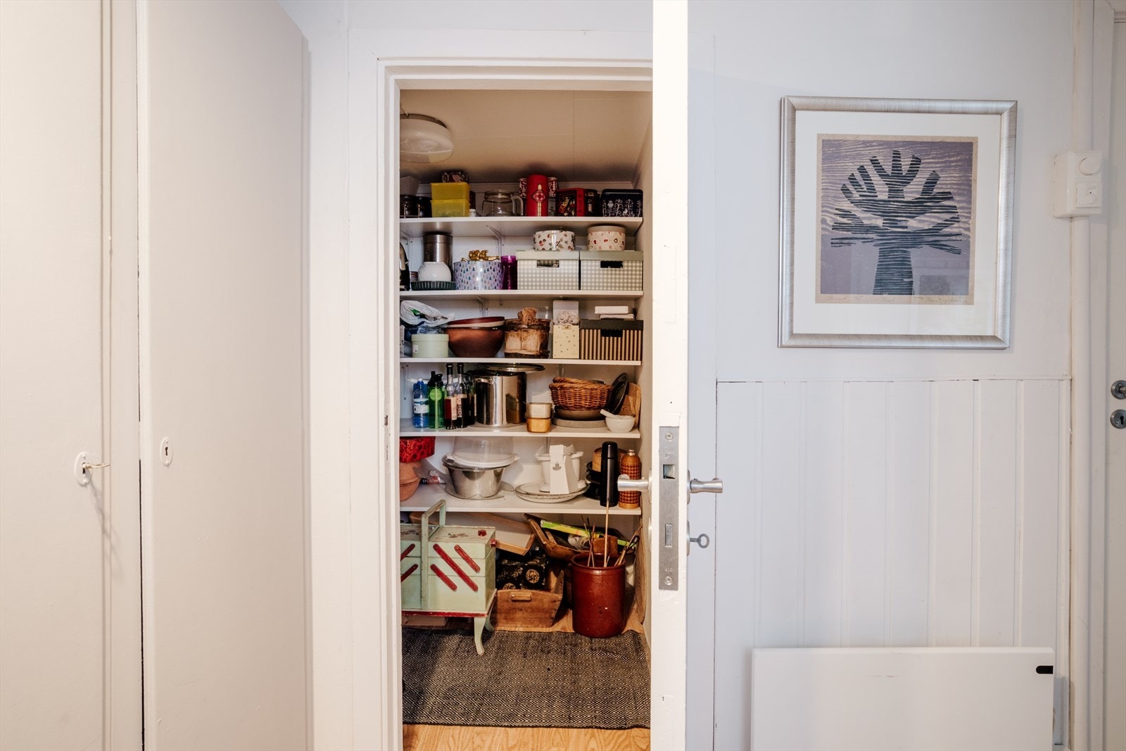 I tillegg til romslig matbod, innredet med hyller. Galleribilde