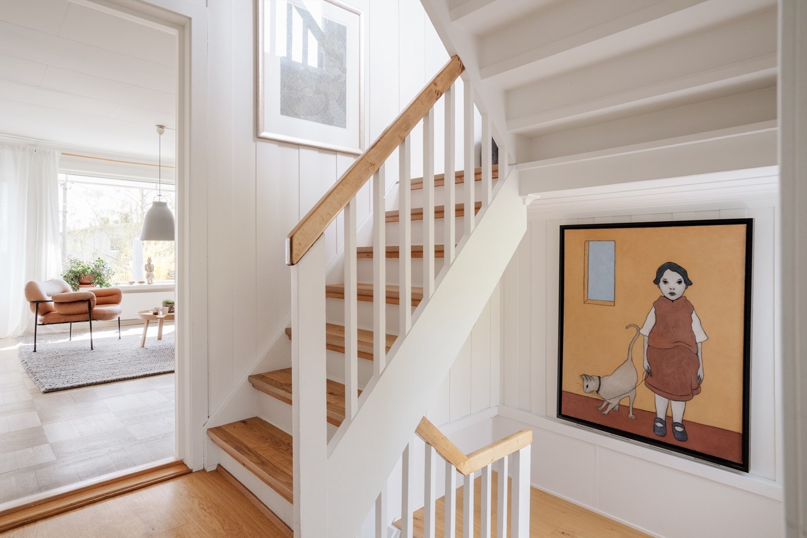 Fra vindfanget er det direkte tilgang til et lyst og romslig trapperom som leder videre inn i boligen. Galleribilde