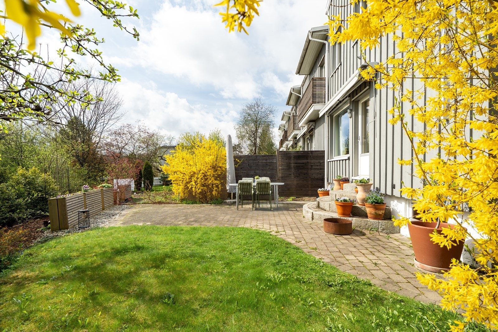 Velkommen til dette flotte og oppgraderte enderekkehuset med nydelige uteområder. Galleribilde