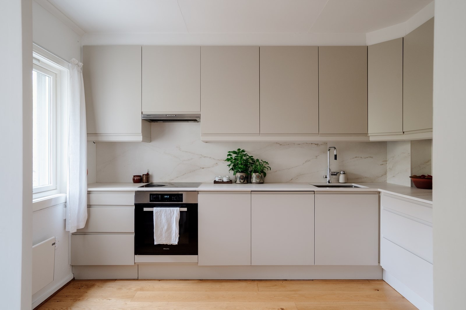 Separat kjøkken, praktisk plassert i første etasje. Innredningen er oppgradert i senere tid. Galleribilde