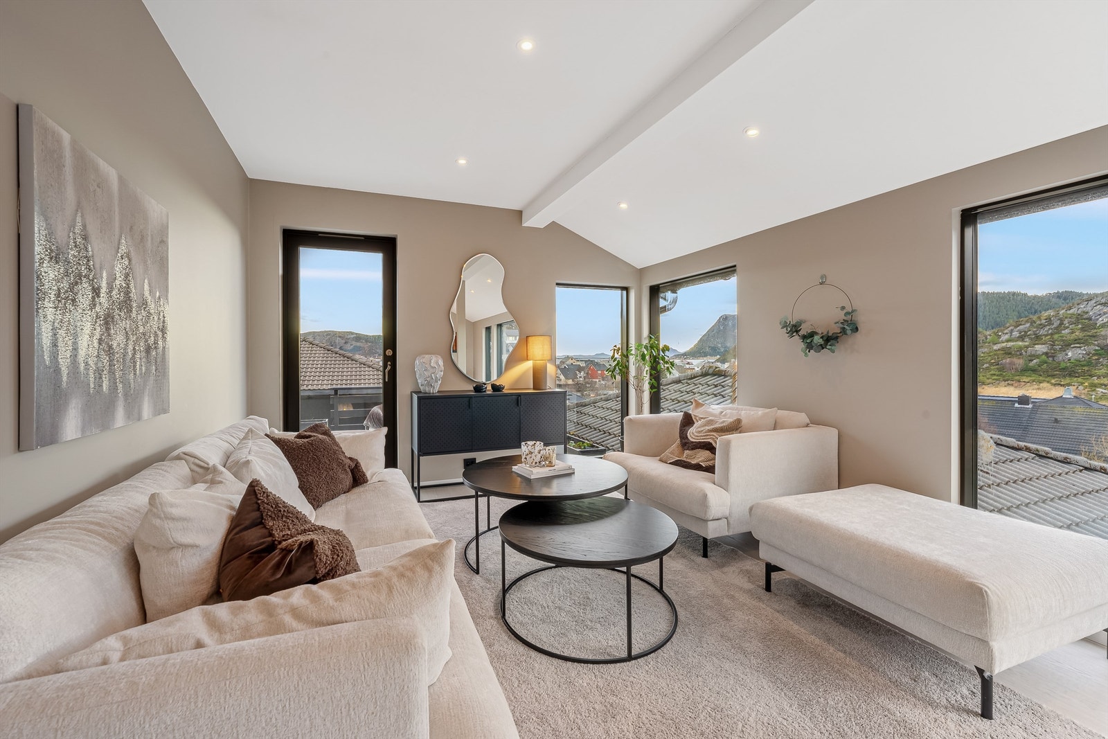 Plass til enda en sofagruppe ved kjøkkenet. Galleribilde