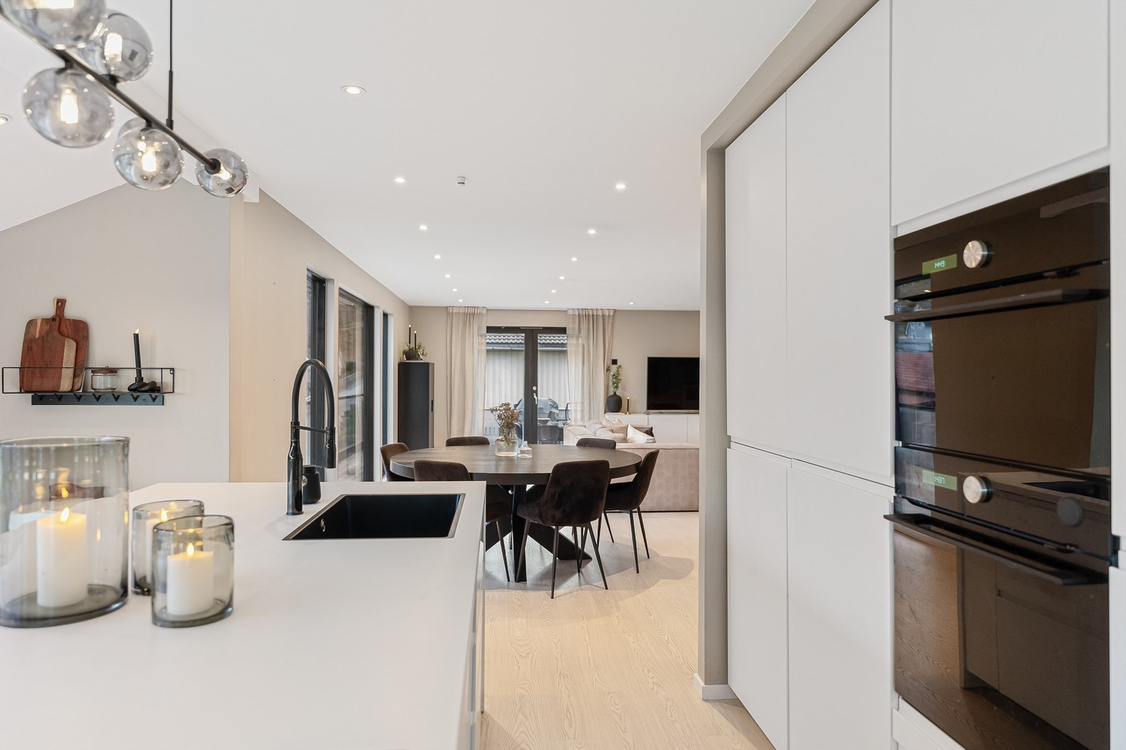 Moderne kjøkken med integrerte hvitevarer. Galleribilde