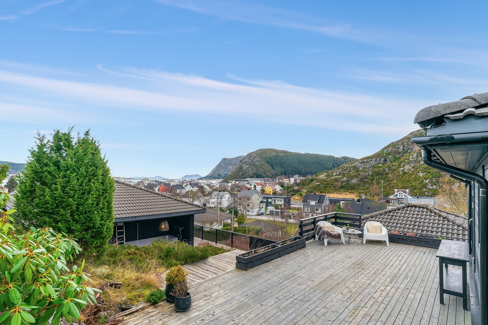 Det er terrasse rundt store deler av boligen. Galleribilde
