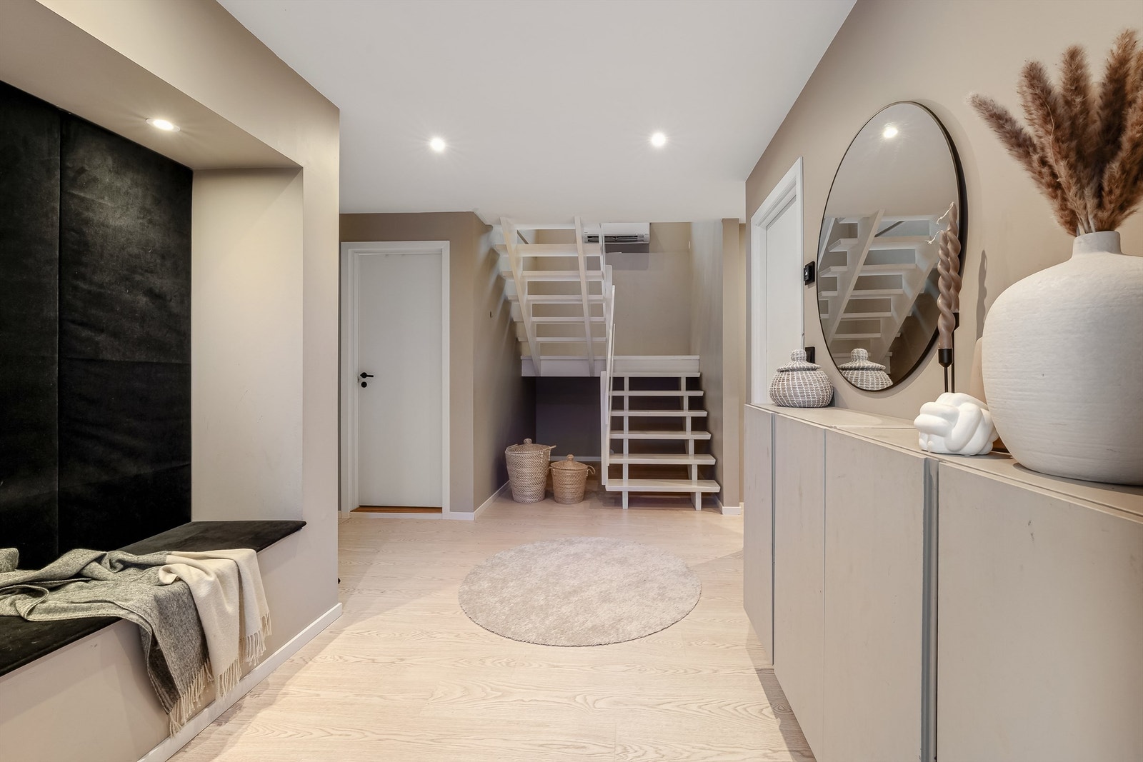 Romslig og flott entre. Galleribilde