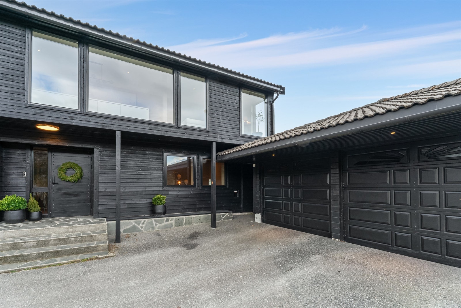 Boligen har dobbelgarasje og god mulighet for parkering. Galleribilde