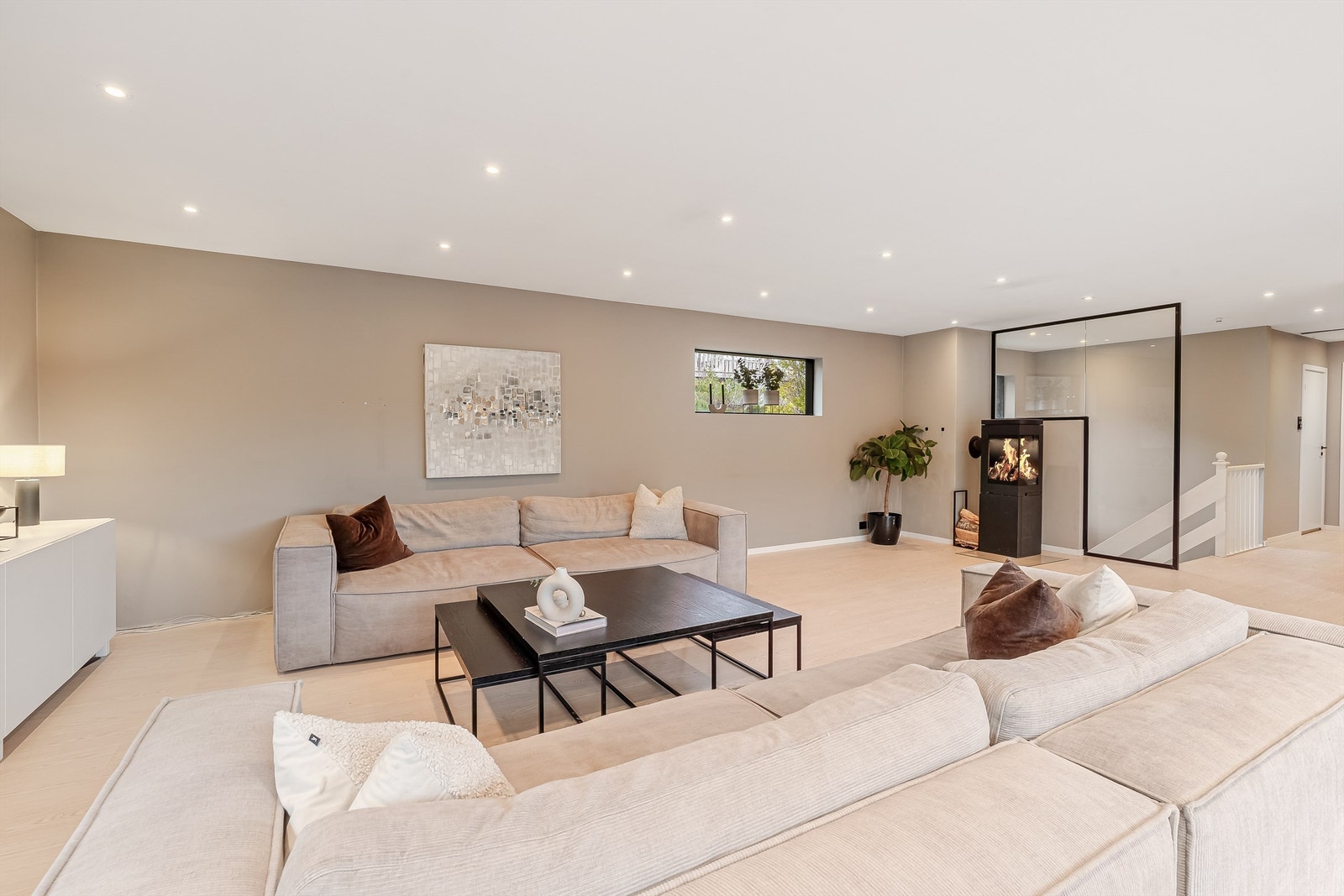 Stor og lys stue. Boligen ble betydelig modernisert i 2021. Galleribilde