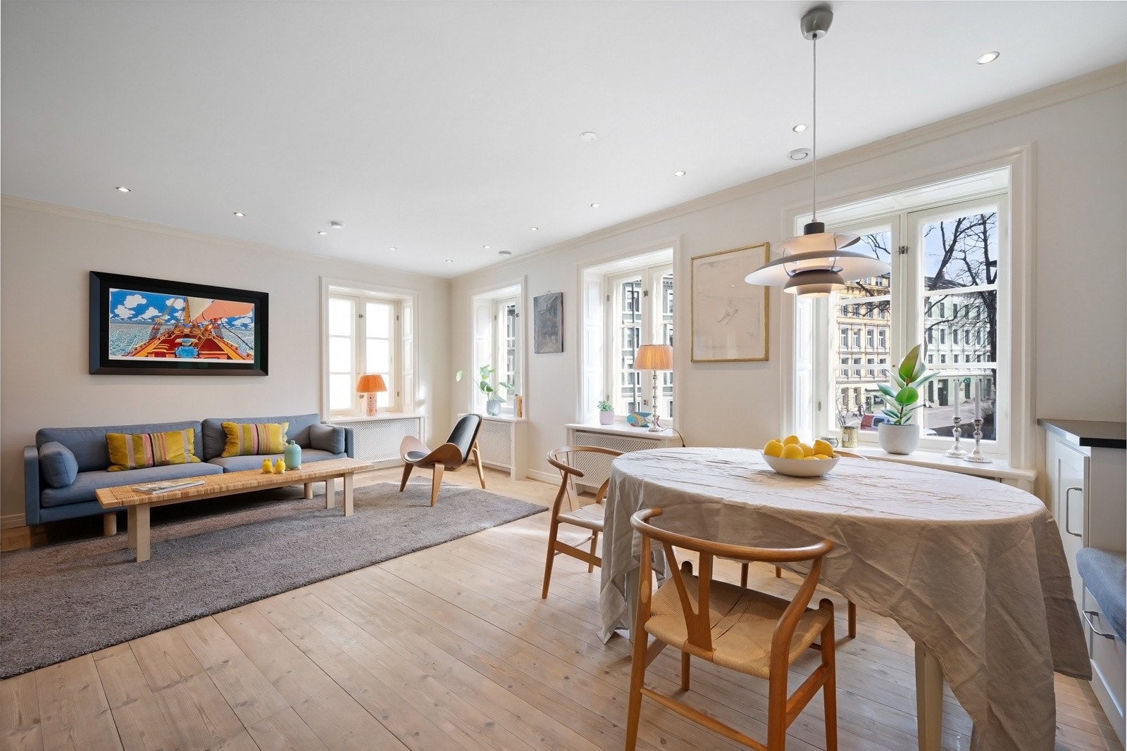 Her er det er god plass til både stor sofagruppe og spisegruppe Galleribilde