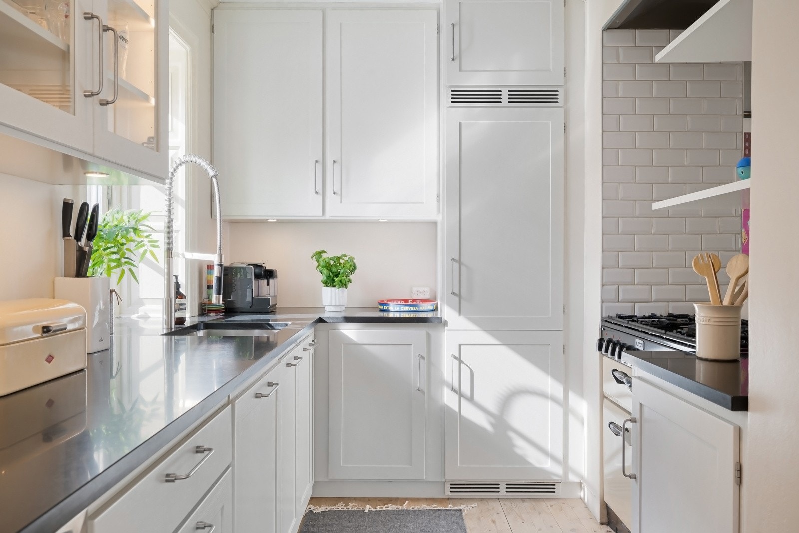 Slitesterk benkeplate i granitt og downlights under overskap Galleribilde