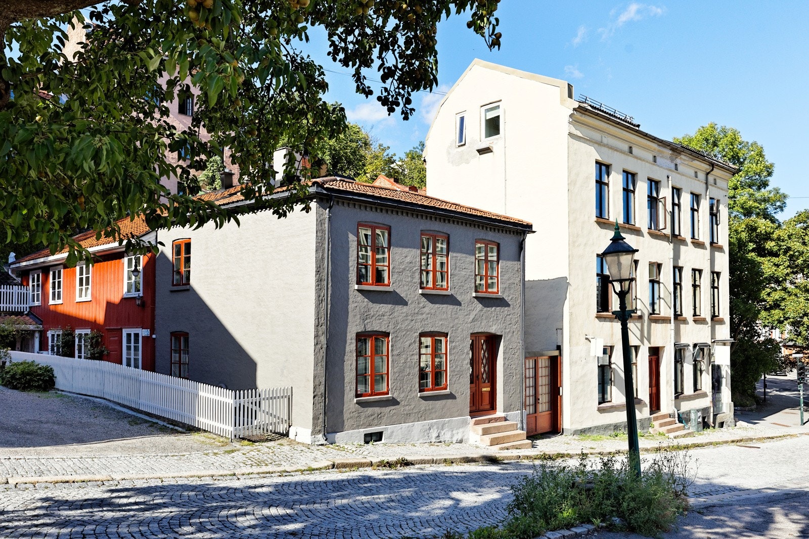Velkommen til Dops gate 9 - et særpreget og attraktiv townhouse i historiske omgivelser over 3 plan! En sjelden mulighet som må sees! Galleribilde