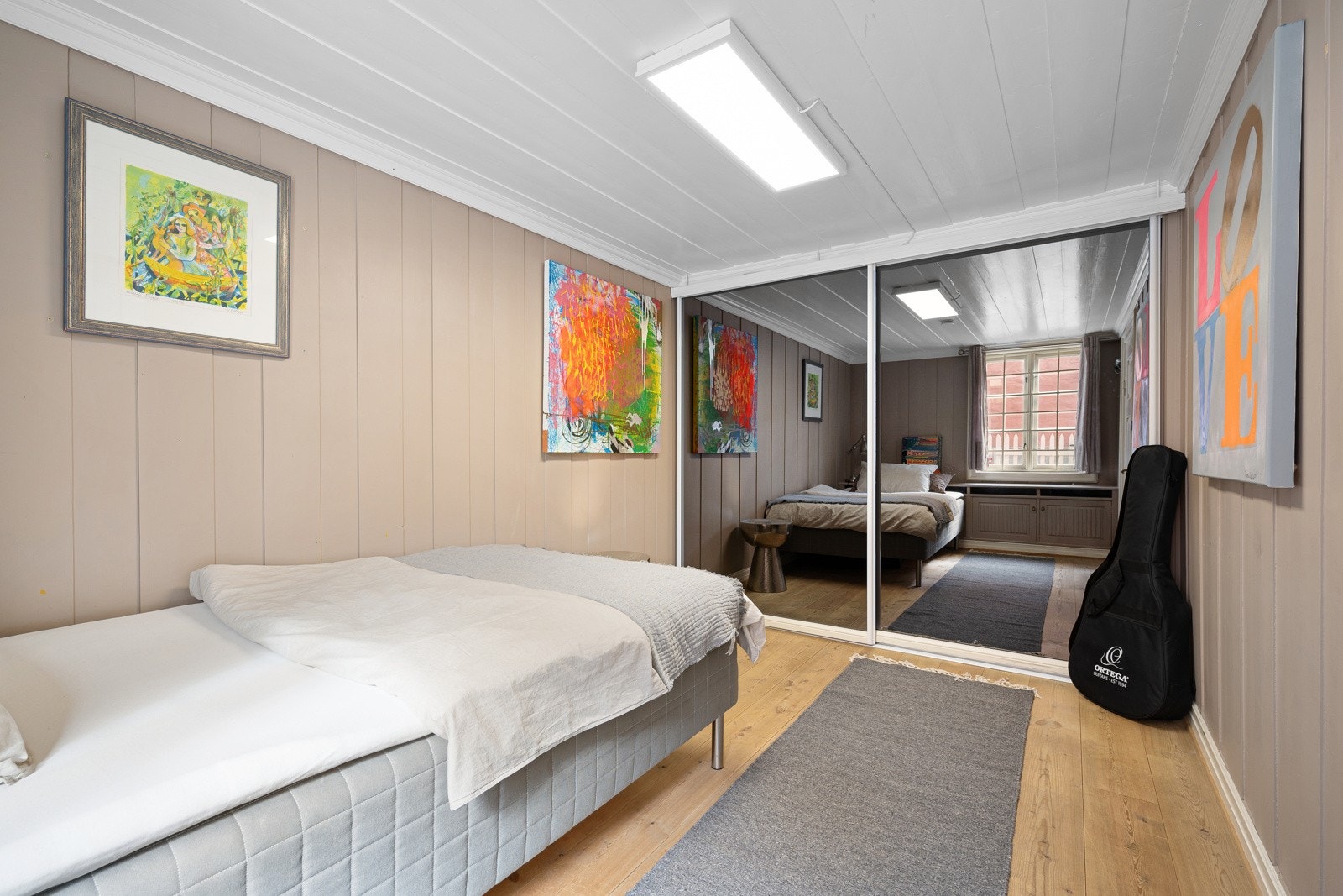 Det er innebygget oppbevaring med sittebenk under langs vindu, og mye oppbevaringsplass i skyvedørsgarderobe med speilfronter Galleribilde