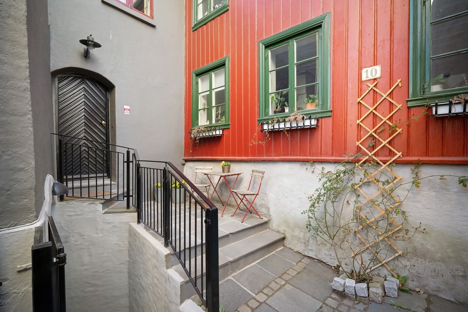 Hyggelig inngangsparti med inngang til 1.etasje og underetasje Galleribilde