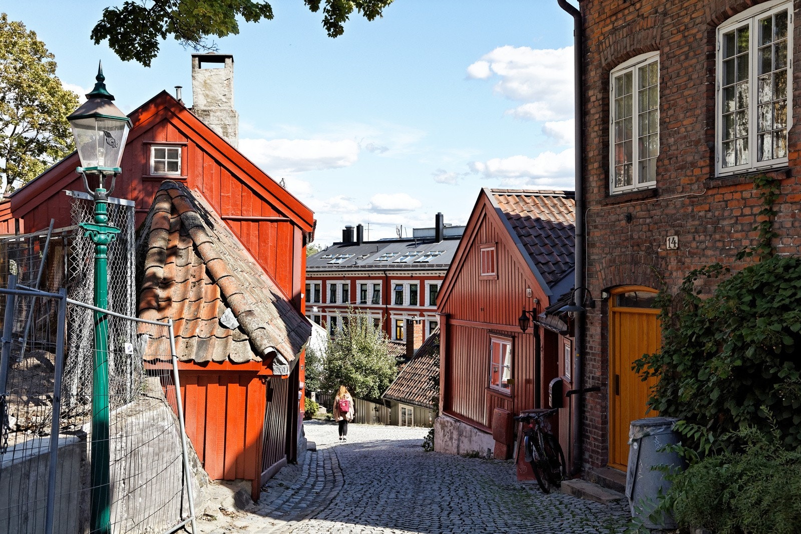 Hyggelig nærområde med trehusbebyggelse Galleribilde