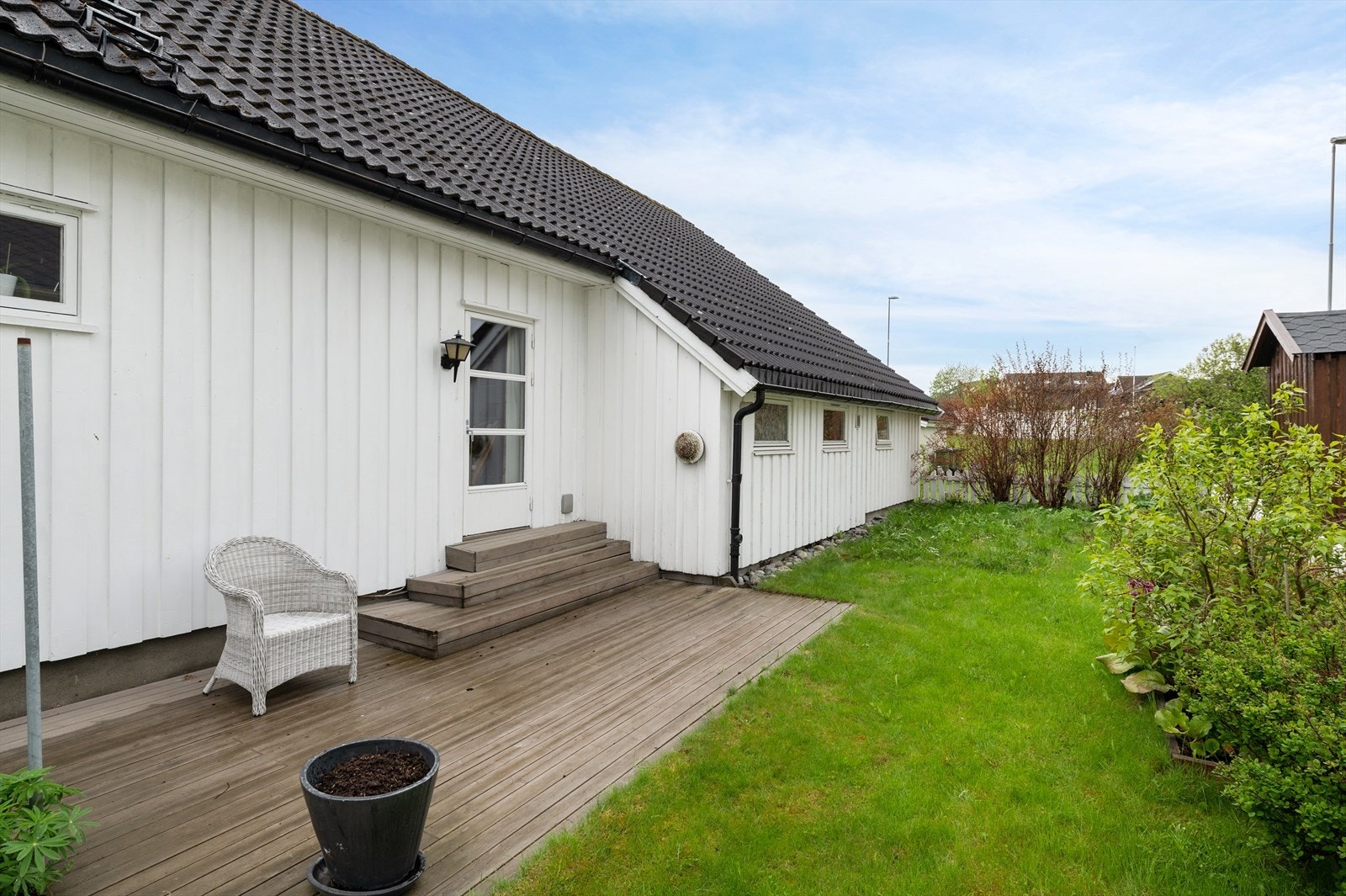 Uteplass hoveddel med kveldssol Galleribilde