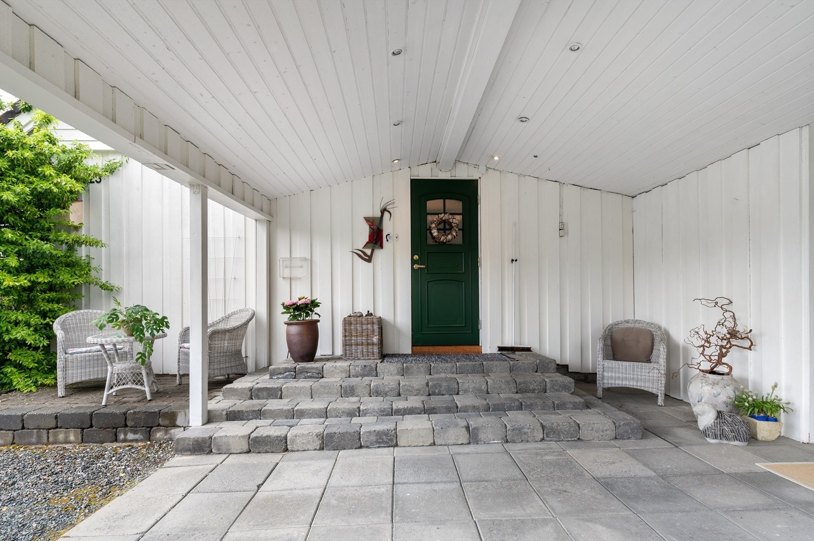 Overbygd inngangsparti til hoveddelen Galleribilde