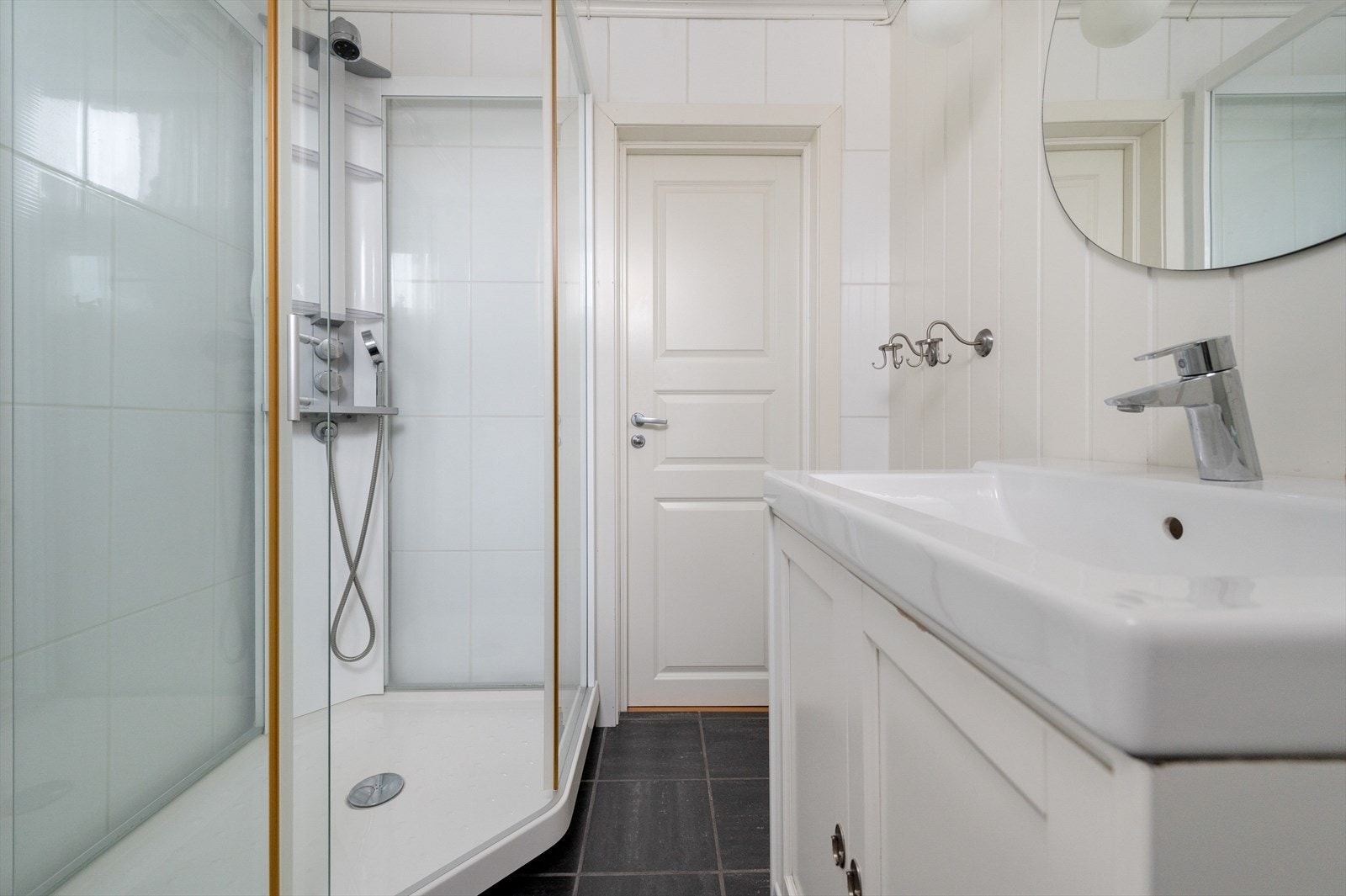 Badet har dusjkabinett Galleribilde