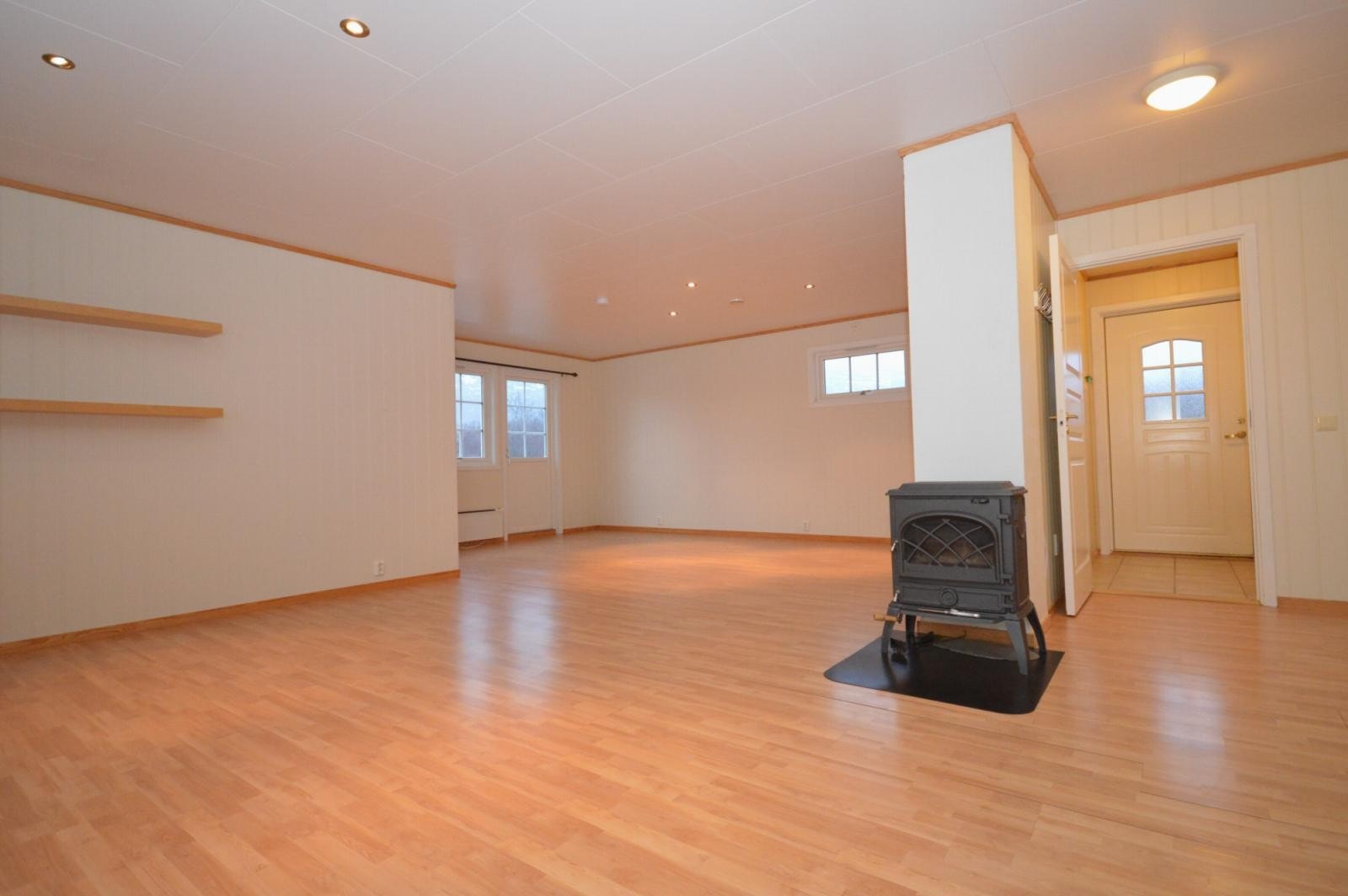 Stue - bilder med og uten møbler Galleribilde