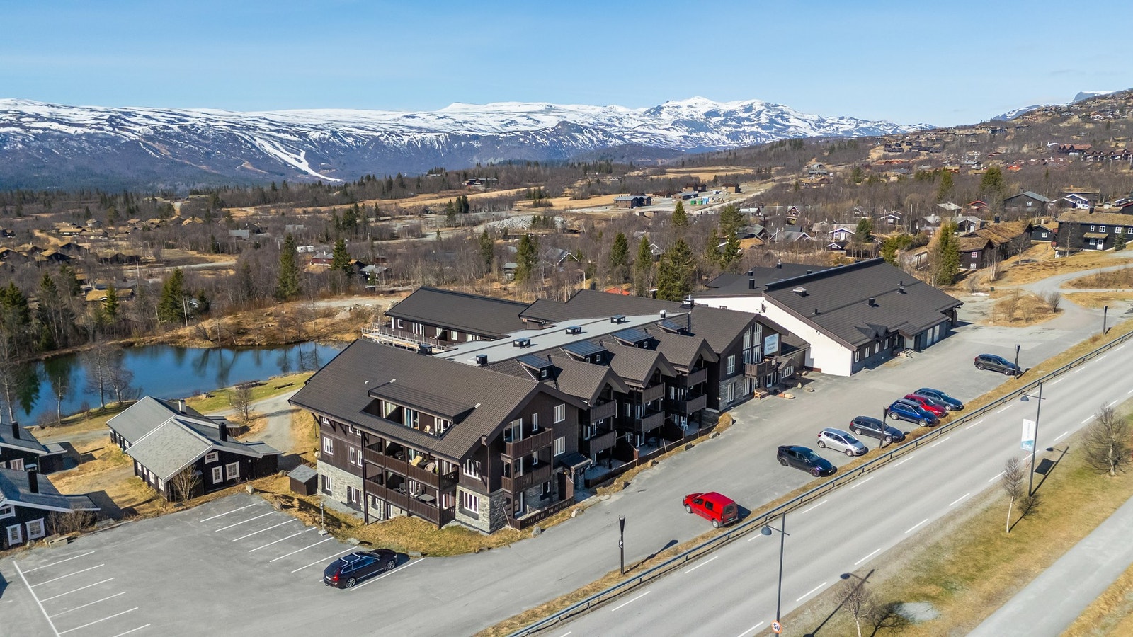 Sameiet har en stor parkeringsplass. Valdresekspressen stopper rett utenfor Galleribilde