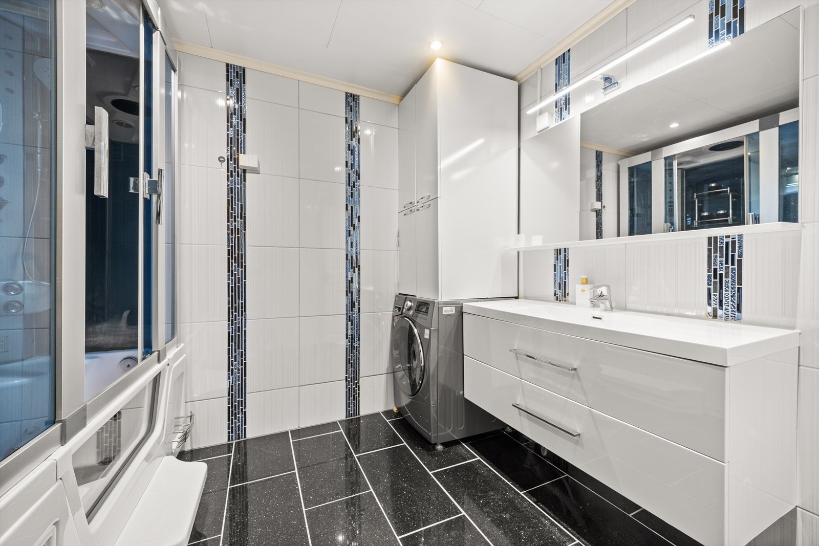 Romslig bad med flislagte overflater og varmekabler i gulv Galleribilde