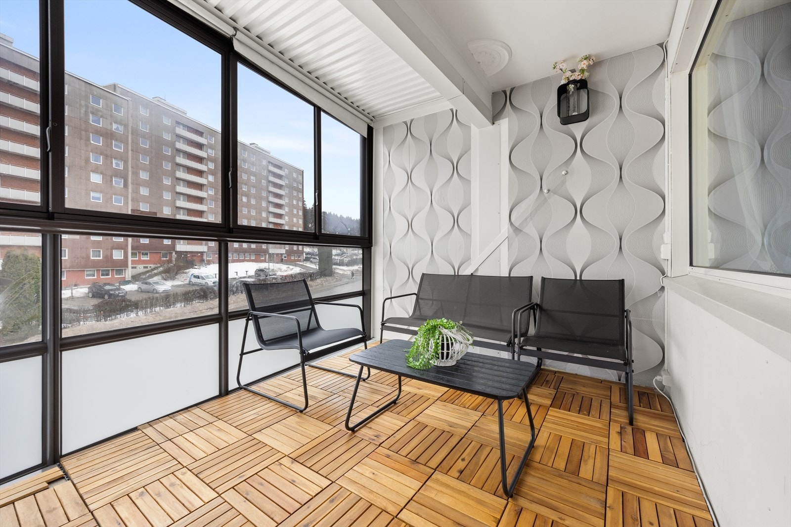 Dette er en lys og fin 4-roms leilighet med stor innglasset balkong Galleribilde