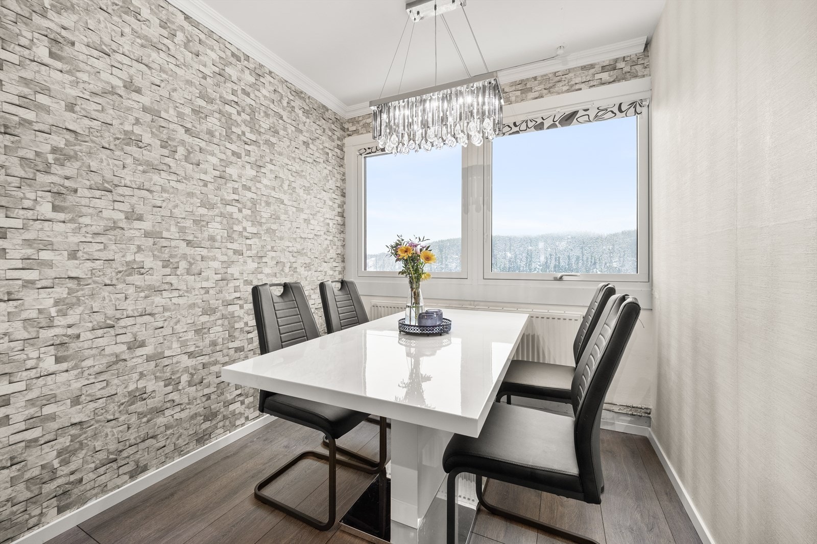 God plass for spisegruppe på kjøkken Galleribilde