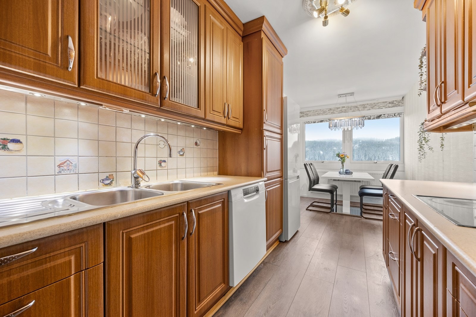 Kjøkkenet er utstyrt med integrerte hvitevarer som stekeovn, platetopp og micro - forøvrig frittstående hvitevarer Galleribilde