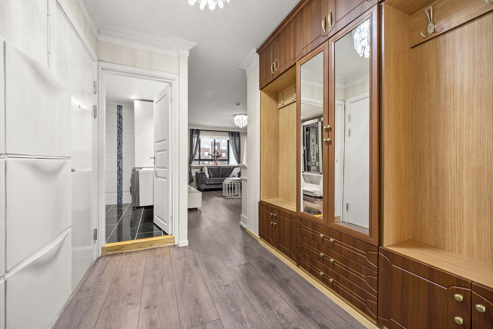 Stor entré med god plass til oppbevaring av sko og yttertøy Galleribilde