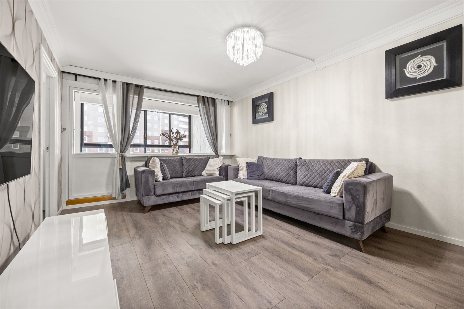 Stuen gir enkelt plass for sofagruppe med tilhørende tv-møblement Galleribilde