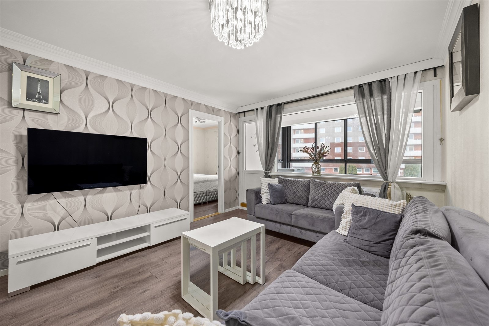 Stuen har godt med naturlig lys via vindusflater Galleribilde