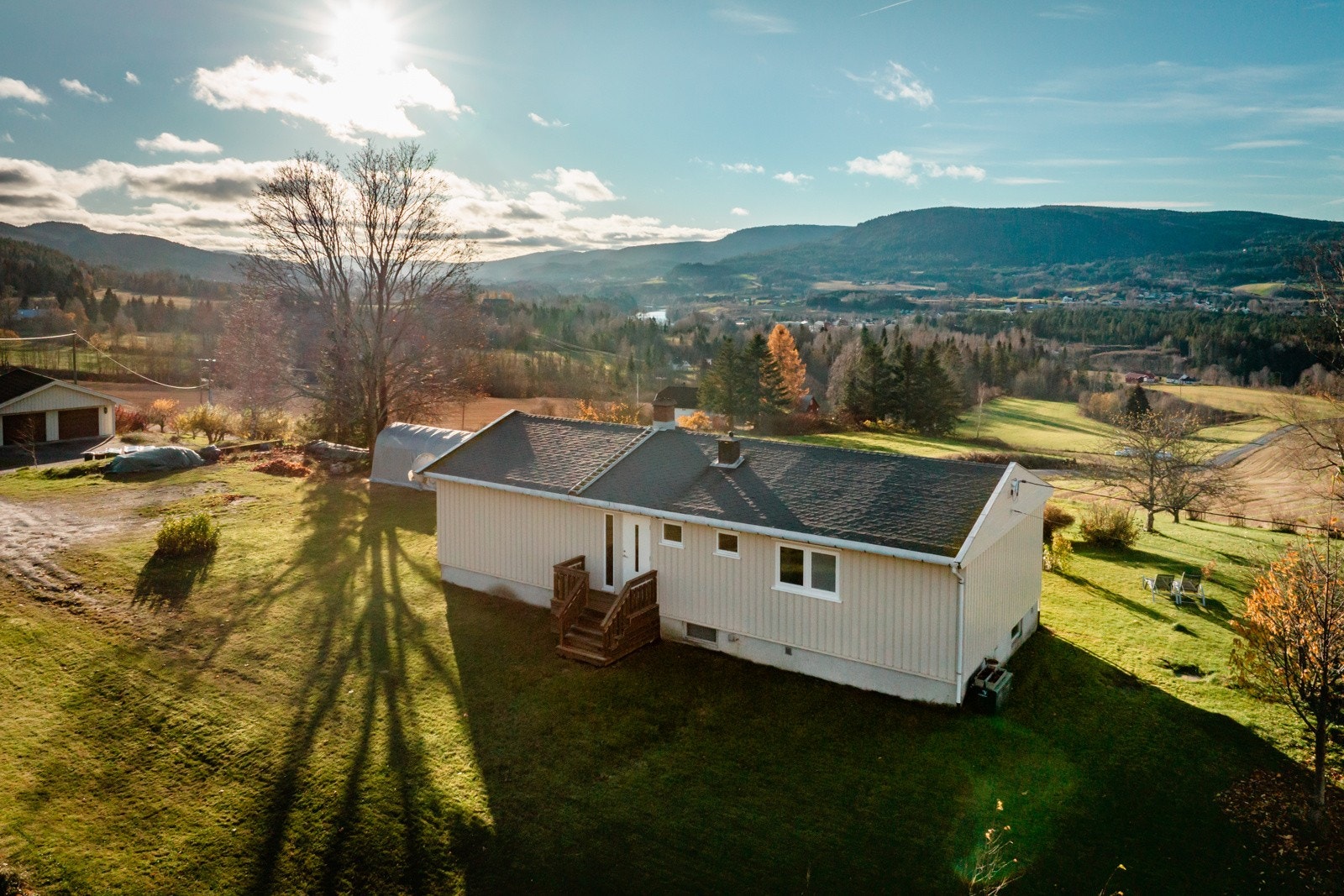 Høyt og fritt beliggende med vestvent, og solrik veranda Galleribilde