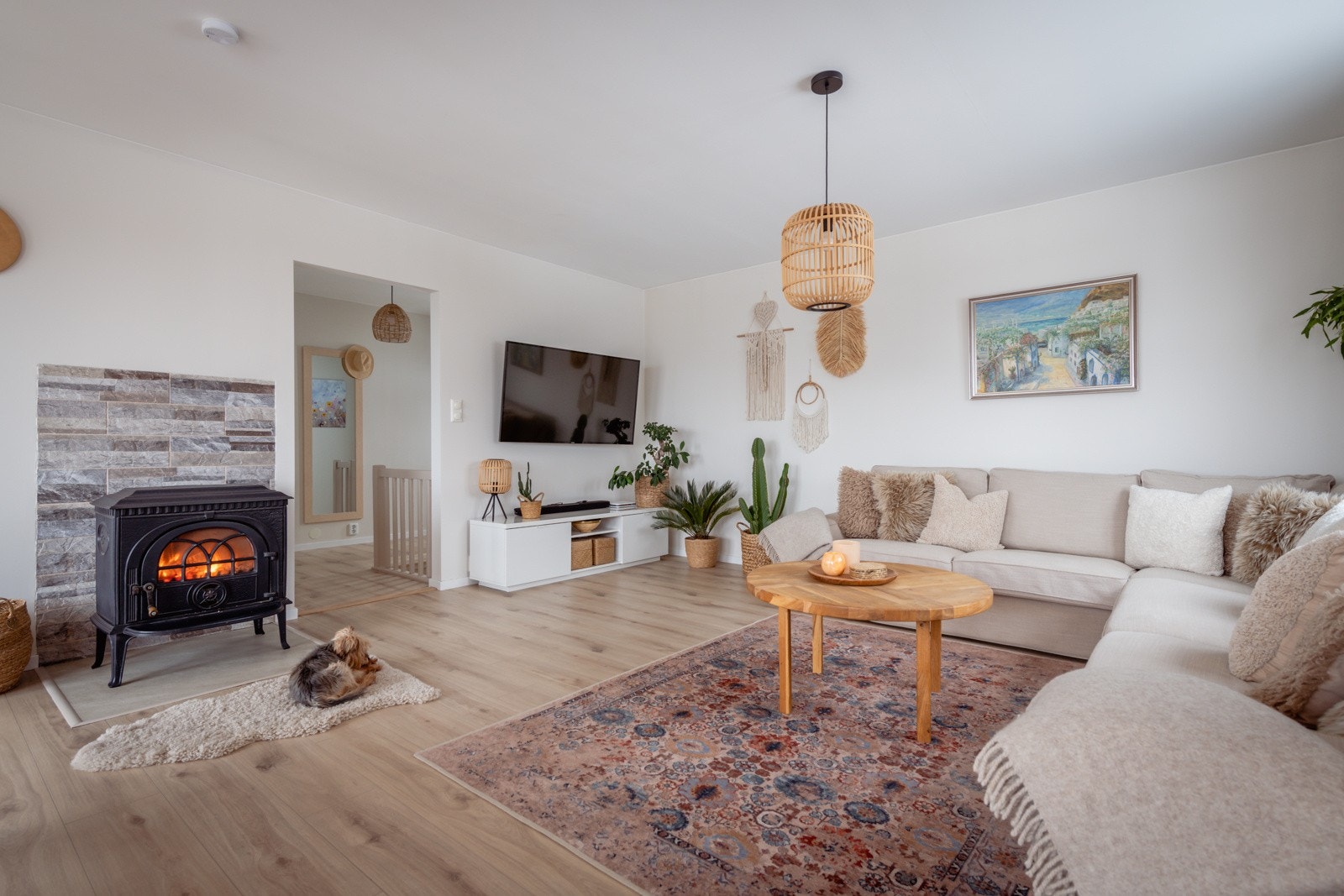 Lys og delikat stue med peisovn og varmepumpe Galleribilde