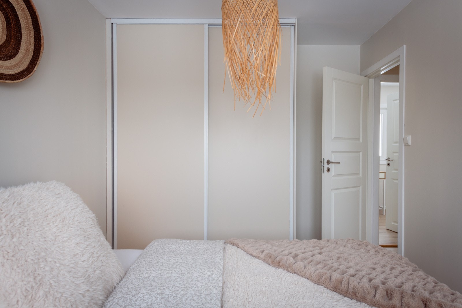 Praktisk skyvedørsgarderobe Galleribilde