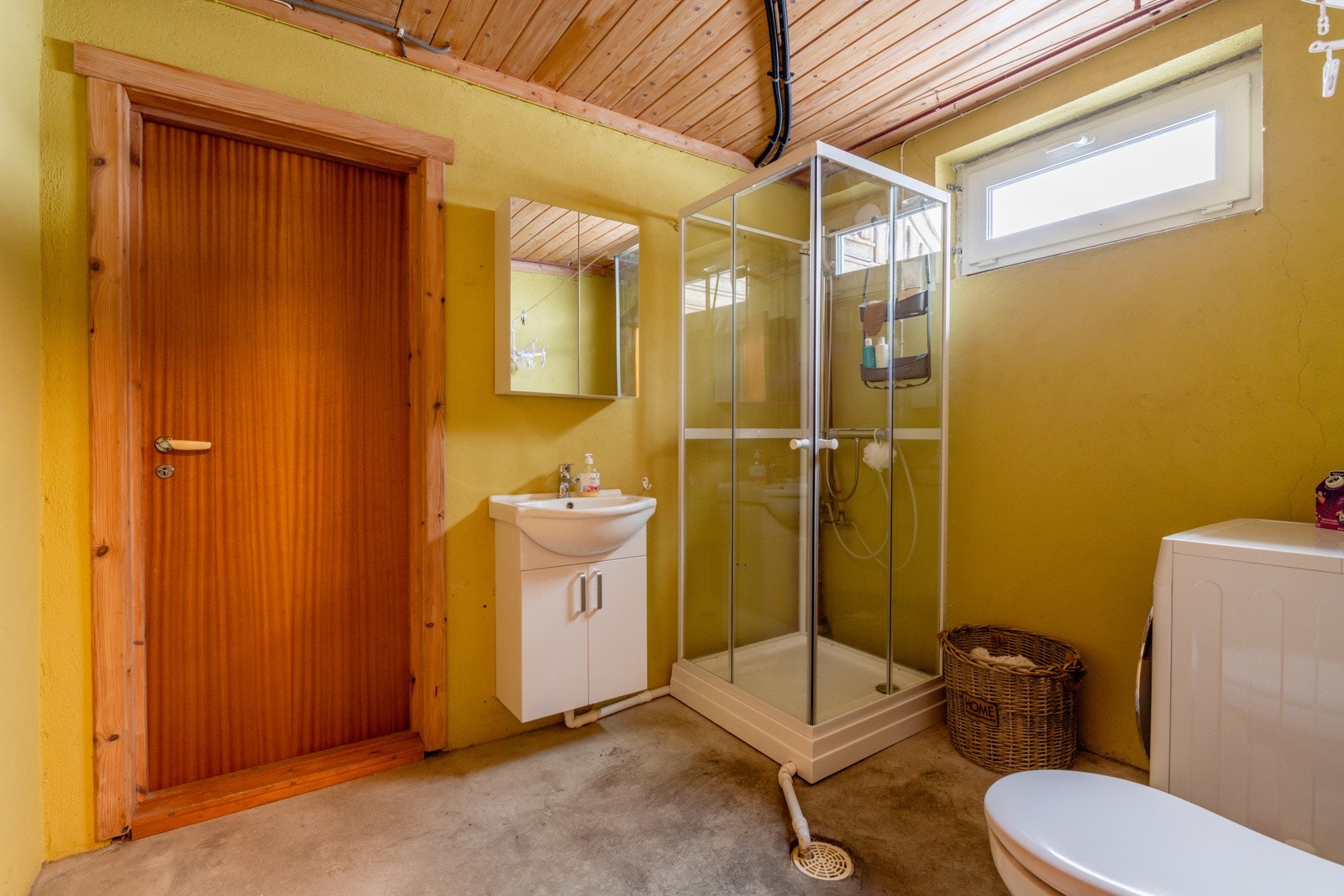 Enektl vaskerom med dusjkabinett, toalett og opplegg for vaskemaskin Galleribilde