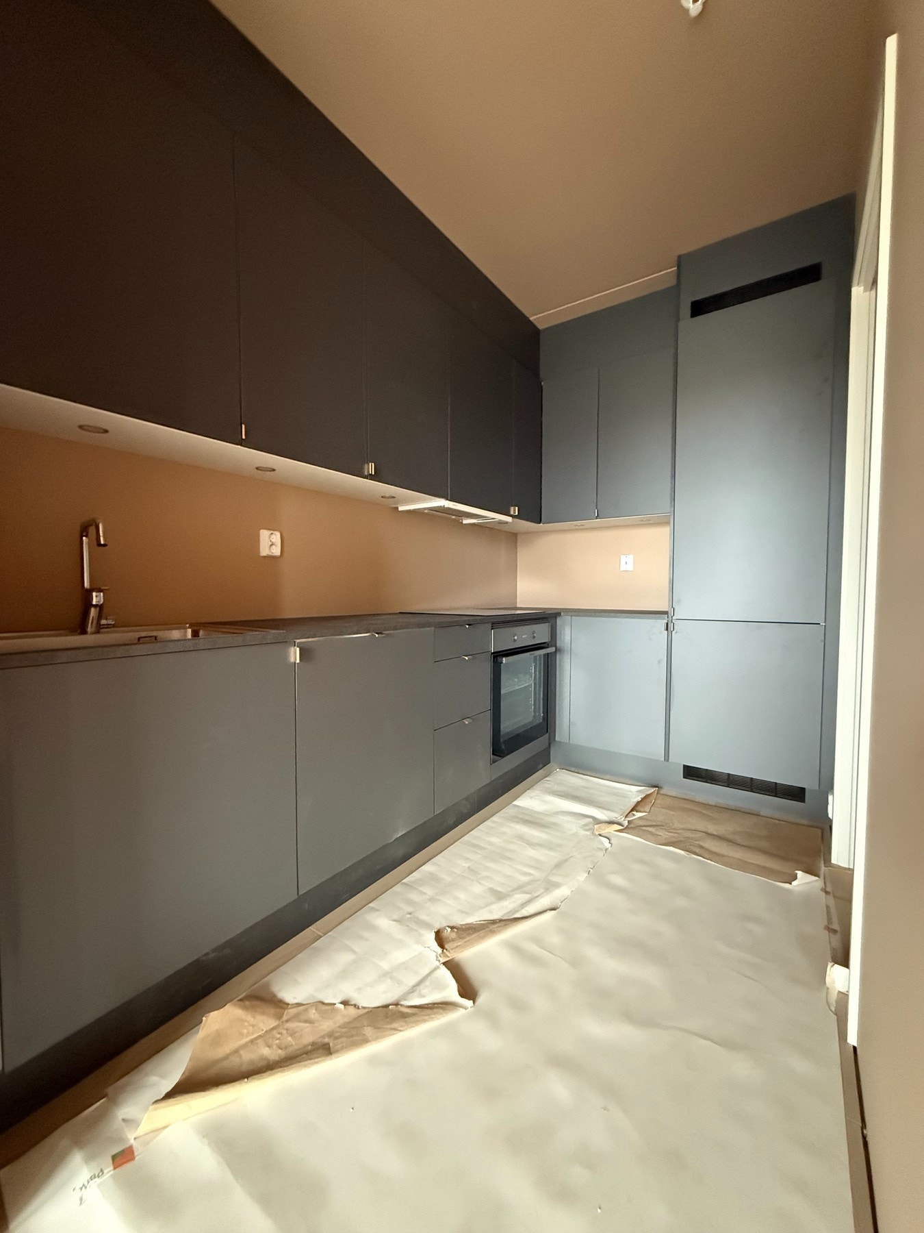 Kjøkken - Bilde tatt av selger på før-befaring av leiligheten. Galleribilde